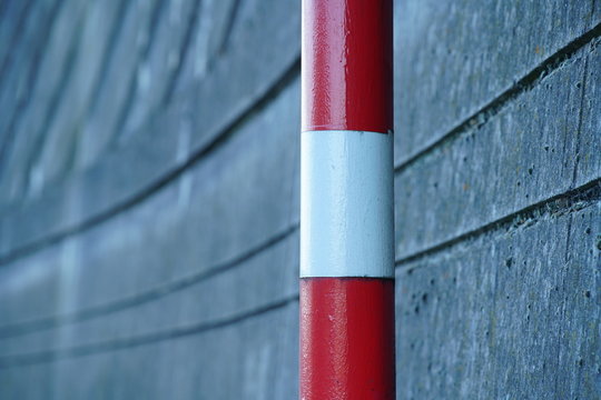 Begrenzung oder Warnbarke an einer Mauer im Stra&szlig;enverkehr