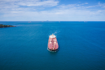 Imagem aérea de petroleiro navegando no mar 