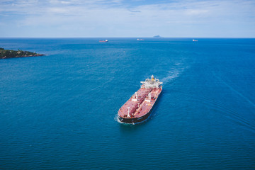 Navio petroleiro em alto mar - imagem de drone 4k