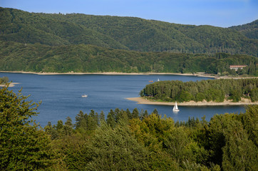 Fototapeta na wymiar jezioro nad soliną i zielone wzgórza