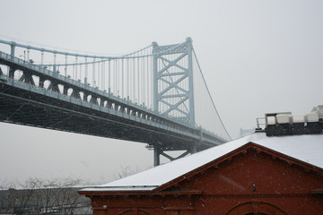 Obraz premium PHILADELPHIA, PENNSYLVANIA, USA - MARCH 19, 2018: View of Ben Franklin Bridge in snowy and foggy weather