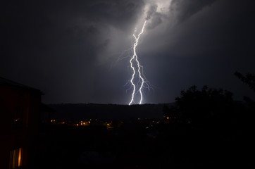 Burza w okresie letnim z podwójnym piorunem, summer storm with lightning