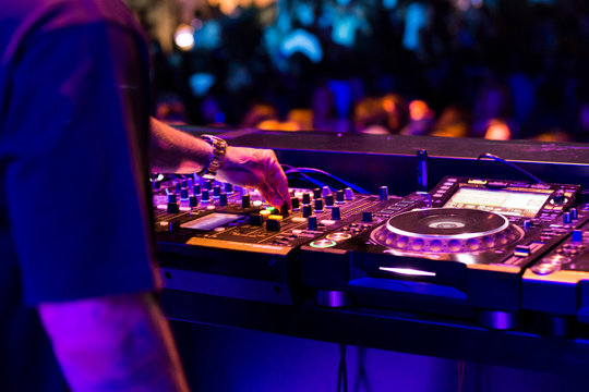 Mano de Dj tocando la mesa de mezclas