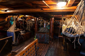 camarote de barco velero con hamacas y camas para la tripulación 