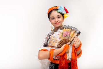 adolecente latina, con traje tipico de veracruz mexico, jarocha con vestido blanco rebozo naranja,...