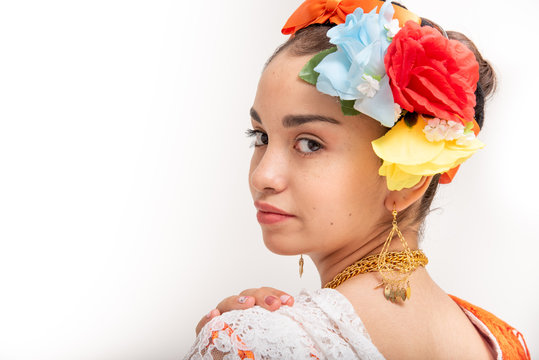 adolecente latina, con traje tipico de veracruz mexico, jarocha con vestido blanco rebozo naranja, abanico, bamba, arpa baile tradicional de mexico, fiestas patrias