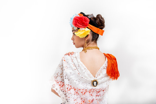 adolecente latina, con traje tipico de veracruz mexico, jarocha con vestido blanco rebozo naranja, abanico, bamba, arpa baile tradicional de mexico, fiestas patrias
