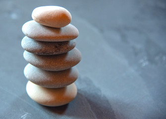 Fototapeta na wymiar A pyramid of sea stones on a tabletop.