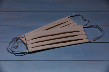 Zwei Mundschutzmasken auf einem blauem Hintergrund. 