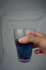 Agua con tinte de colores