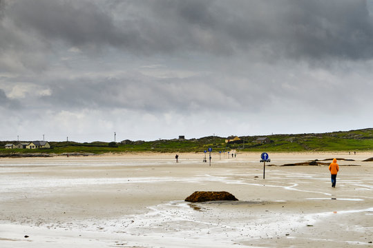 The large sandy strand to reach Omey Island by following the arrowed signs.
