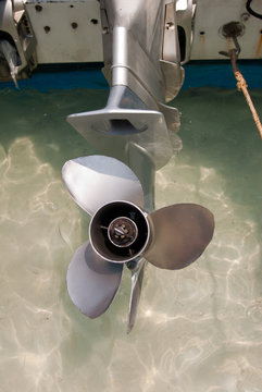 Three blade boat propeller with Central locking