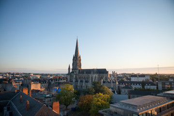 Fototapeta na wymiar vu aérienne au lever du jour sur une église gothique des toits de la vielle ville de Nantes en France