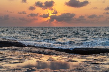 Fototapeta na wymiar Sonnenaufgang über Wasser