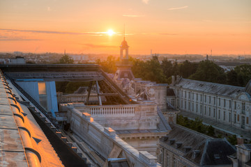 vu aérienne au lever du jour sur un bâtiment du XIX ème siècle sur les toits de la vielle ville de Nantes en France