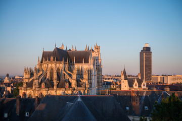 vu aérienne au lever du jour sur une cathédrale gothique des toits de la vielle ville de Nantes en France