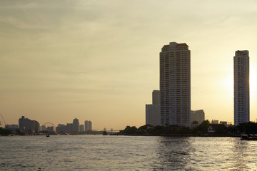 Obraz premium Buildings along the river at sunset, Bangkok Thailand.