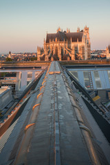 Fototapeta premium vu aérienne au lever du jour sur une cathédrale gothique des toits de la vielle ville de Nantes en France