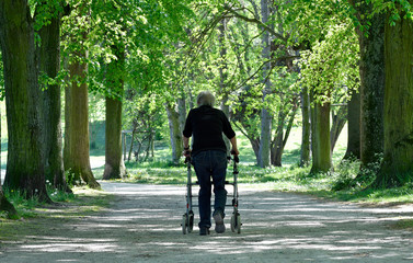 Naklejka premium seniorin im park