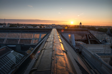 Fototapeta na wymiar vu aérienne au lever du jour sur les toits de la vielle ville de Nantes en France