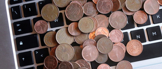Centesimi di euro sulla tastiera del computer - acquisti online