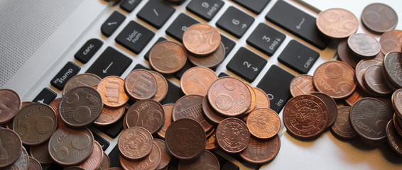 Centesimi di euro sulla tastiera del computer - acquisti online