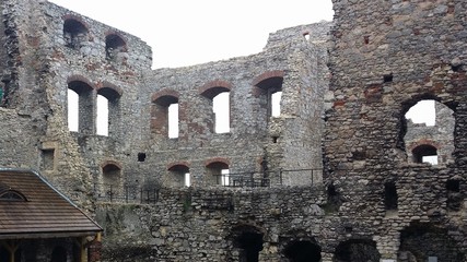 Fototapeta na wymiar ruiny zamku na szlaku Orlich Gniazd w Polsce