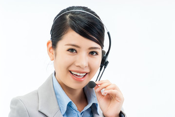 ヘッドセットをつけてテレワークをするスーツを着た若い日本人女性 02