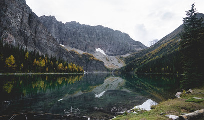 Fototapeta na wymiar beautiful fall day by a lake in the Rocky Mountains, Canada