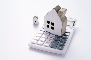 電卓とミニチュアの家