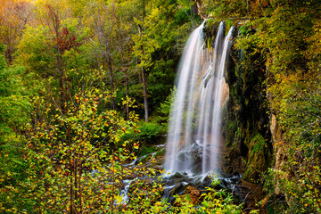 Fototapety  Appalachów długa ekspozycja wodospadu spadającej wiosny i zielonych żółtych drzew leśnych w wiejskich krajobrazach jesienią w Covington w stanie Wirginia