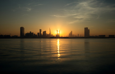 Obraz premium Bahrain skyline and the sun during dusk