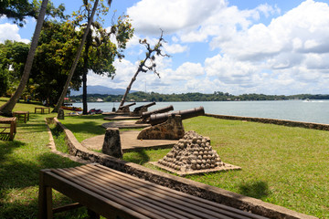 Obraz premium old cannons in medieval fortress castle of san felipe guatemala