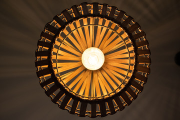 Bombilla amarilla en moderna lampara - visto desde abajo