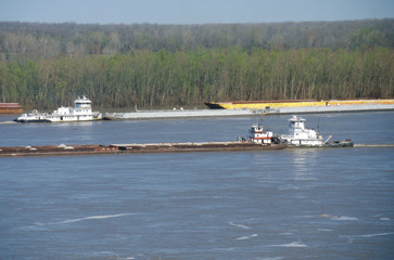 Obraz premium A barge in the Mississippi River in Vicksburg, Mississippi