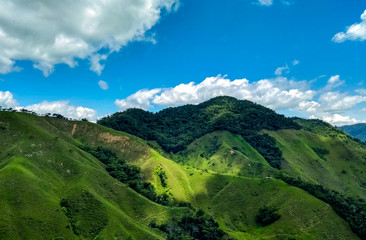 panorámica de las montañas andinas en Colombia