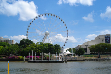 rueda de Melbourne en el rio
