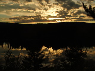 coucher de soleil sur les montagnes