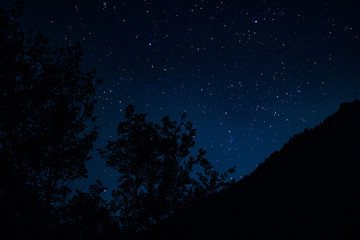 Fototapeta na wymiar Noche en las montañas