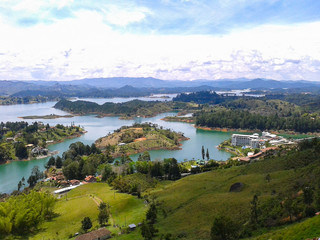 paisaje panorámico de lago con islas en guatape 