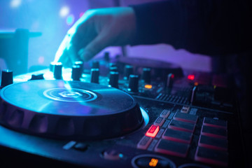 Obraz premium dj tocando en club nocturno
