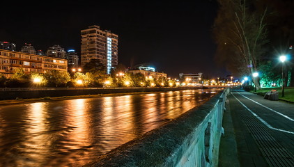 Fototapeta premium evening river in the city, the lights of the night city