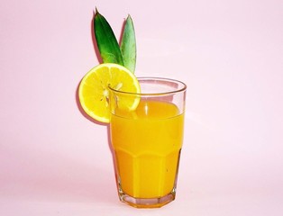 vaso de jugo de naranja