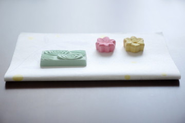 カラフルなお茶菓子