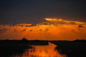 Obraz premium The sunrise Reflecting the clouds in golden yellow. Sunlight shining through the rain clouds Scattering of beautiful light.