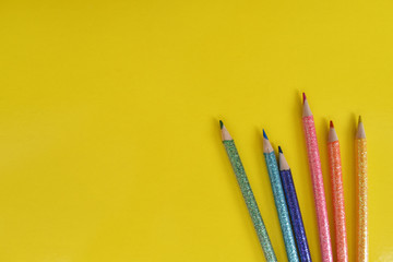 Colores sobre fondo color amarillo