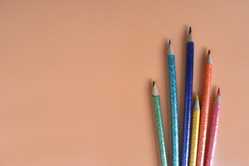 Colores sobre fondo color mel&oacute;n