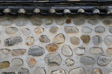 돌담과 기와가 보이는 풍경