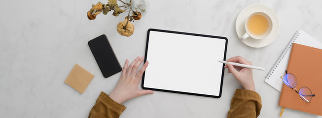 Obraz premium Overhead shot of college student doing an assignment on marble table