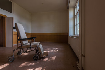 rollstuhl in einem leeren zimmer